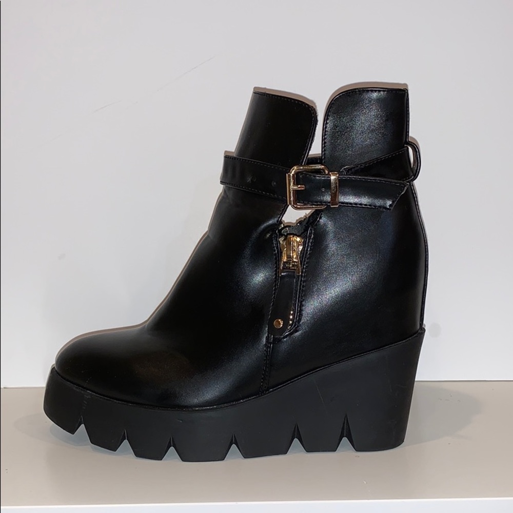 Black Leather Moon-Type Boots